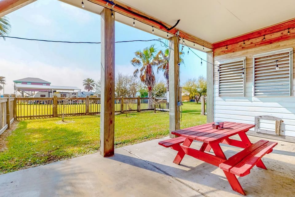 Crystal Beach 3BR Comfortable Home w/ Patio, Short Drive to Beach House in Bolivar Peninsula