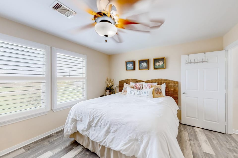 Crystal Beach 3BR Comfortable Home w/ Patio, Short Drive to Beach House in Bolivar Peninsula