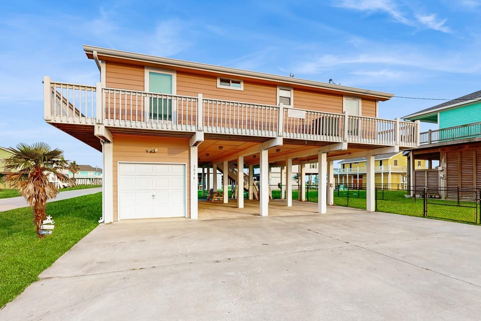 Charming Gulf Views Large Deck Dog Friendly House in Bolivar Peninsula