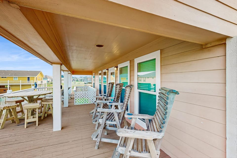 Charming Gulf Views Large Deck Dog Friendly House in Bolivar Peninsula