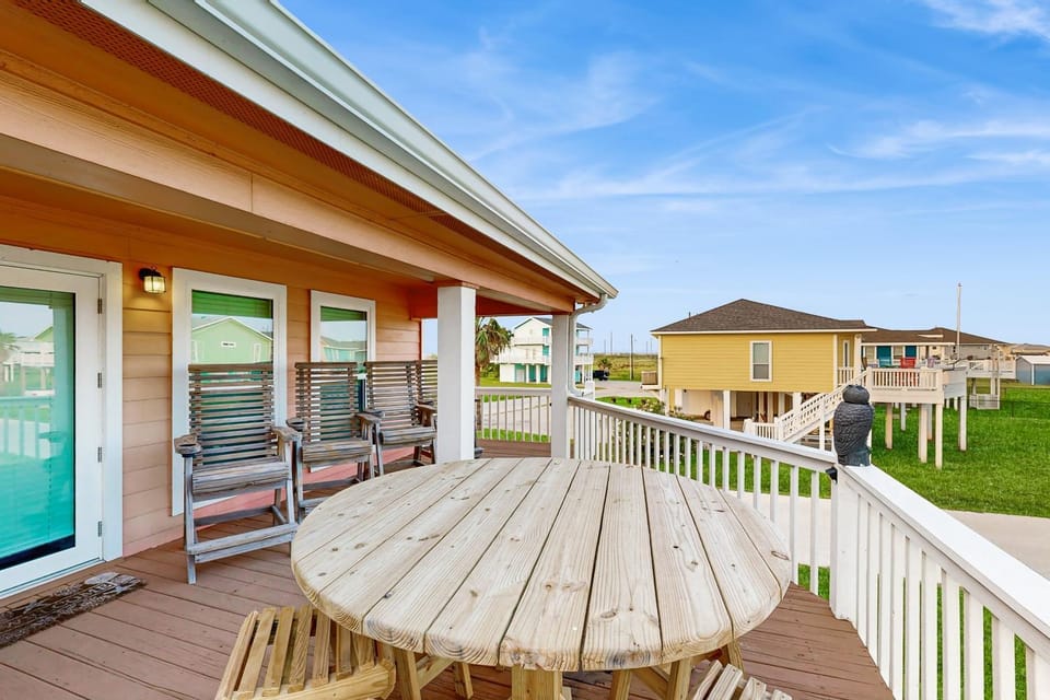 Charming Gulf Views Large Deck Dog Friendly House in Bolivar Peninsula