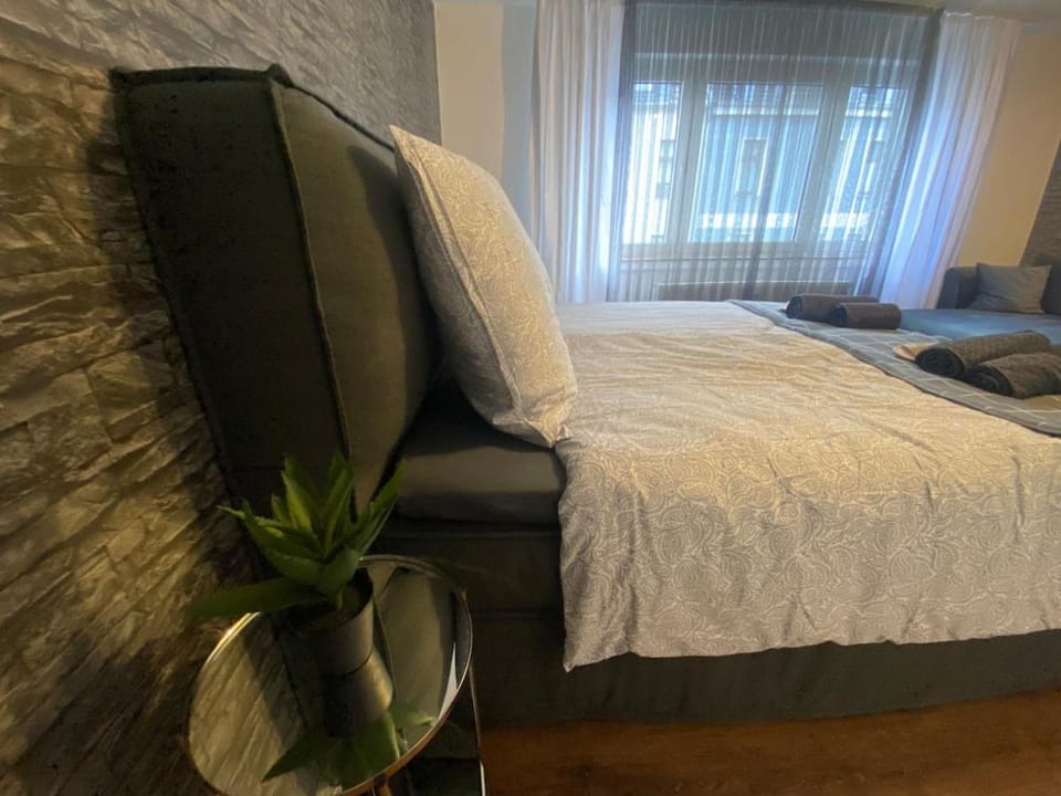 Sehr gute Lage mit Straßenbahn vor der Tür & riesen Bett, Messe nah Apartment in Essen