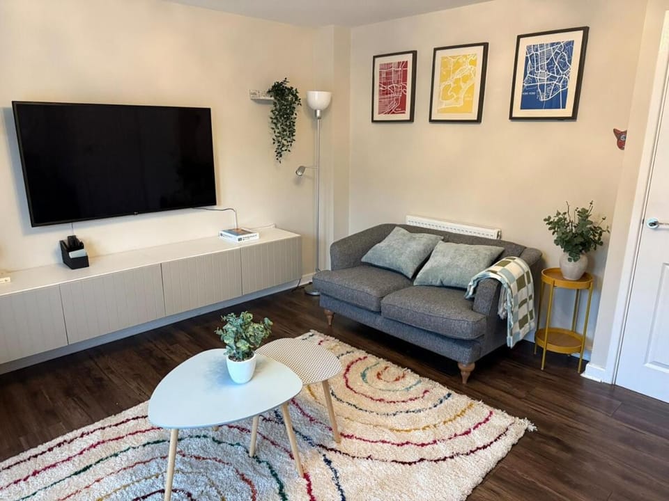 3 Bed House Near Airport & City Free Parking House in Newcastle upon Tyne