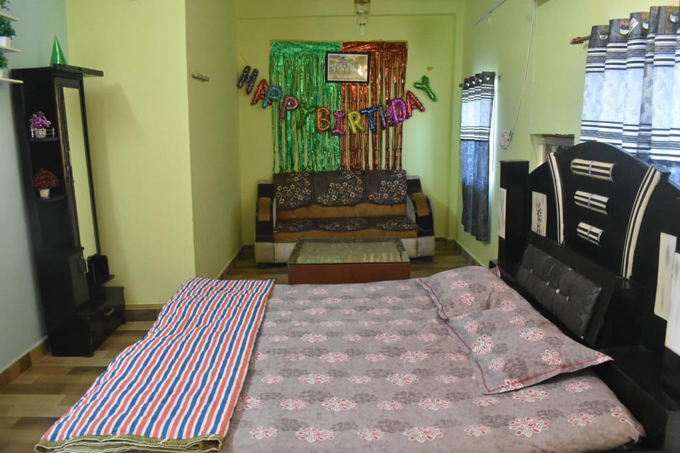 Bed, Photo of the whole room, Seating area, Bedroom