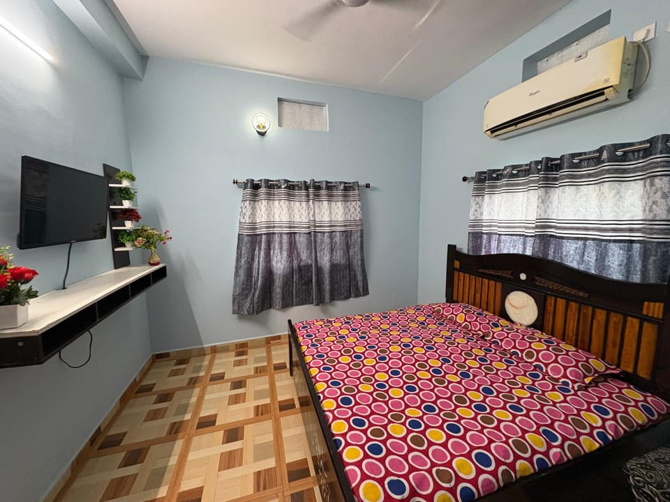 Bed, TV and multimedia, Photo of the whole room, Bedroom