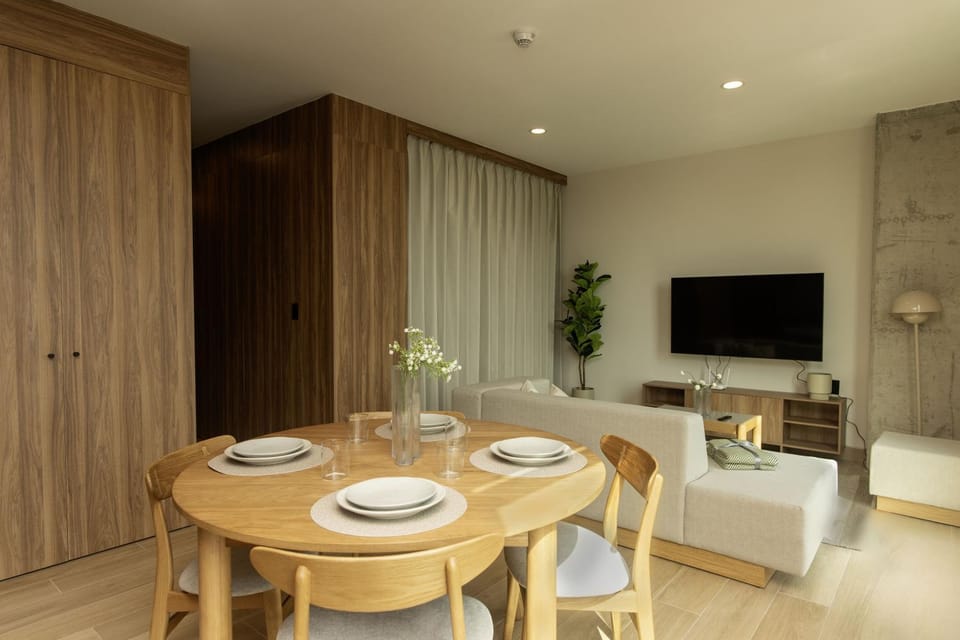 TV and multimedia, Living room, Seating area, Dining area