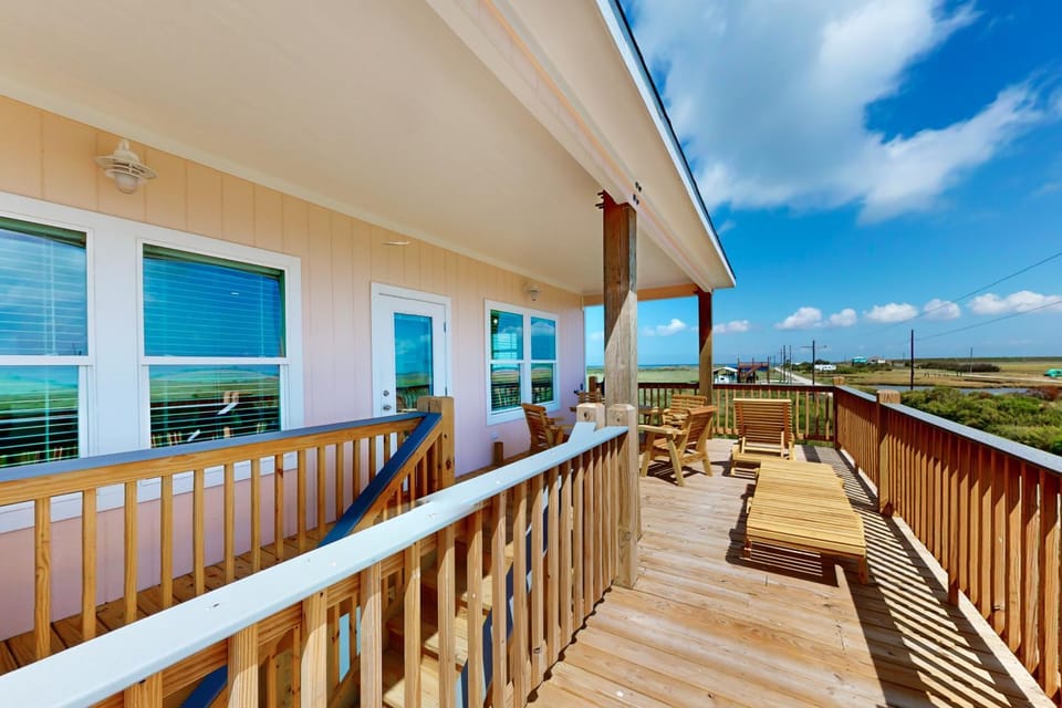 Escape Bay Views Family Retreat Dog Friendly House in Bolivar Peninsula