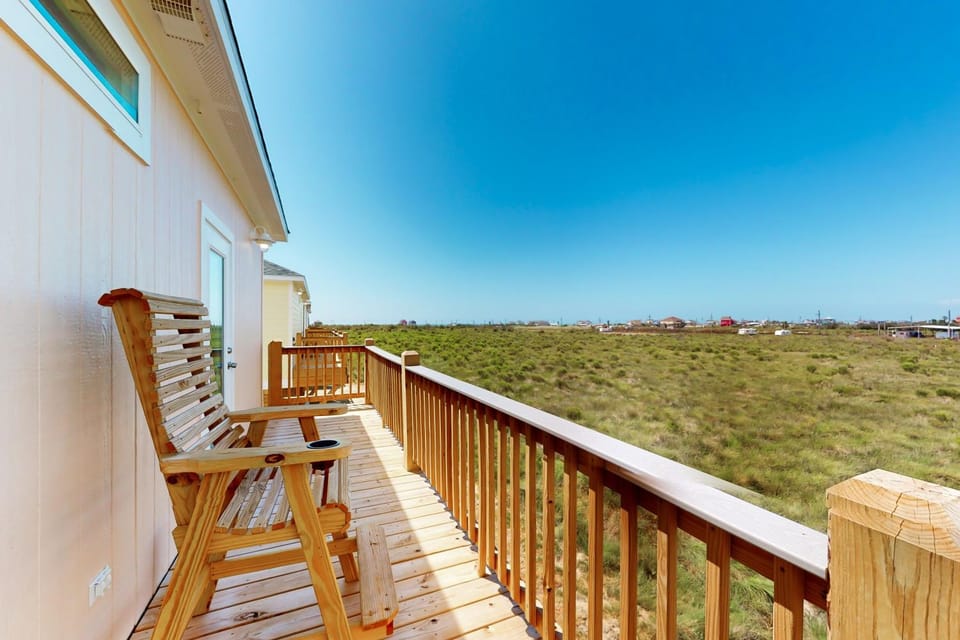 Escape Bay Views Family Retreat Dog Friendly House in Bolivar Peninsula