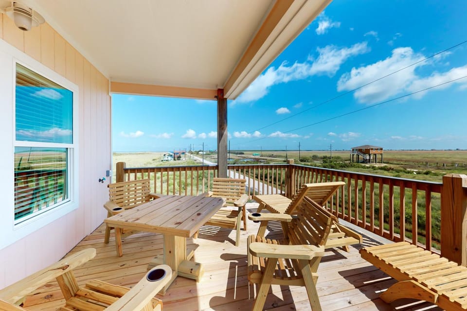 Escape Bay Views Family Retreat Dog Friendly House in Bolivar Peninsula
