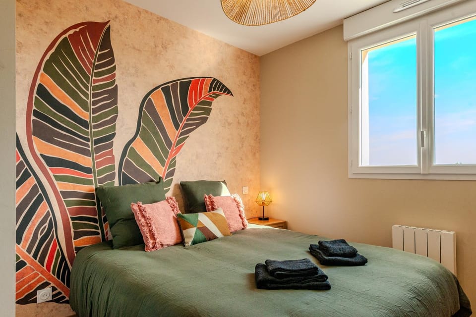 Photo of the whole room, Bedroom