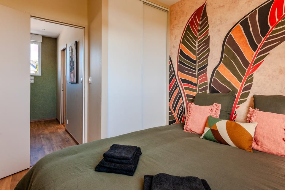 Bed, TV and multimedia, Photo of the whole room, Bedroom