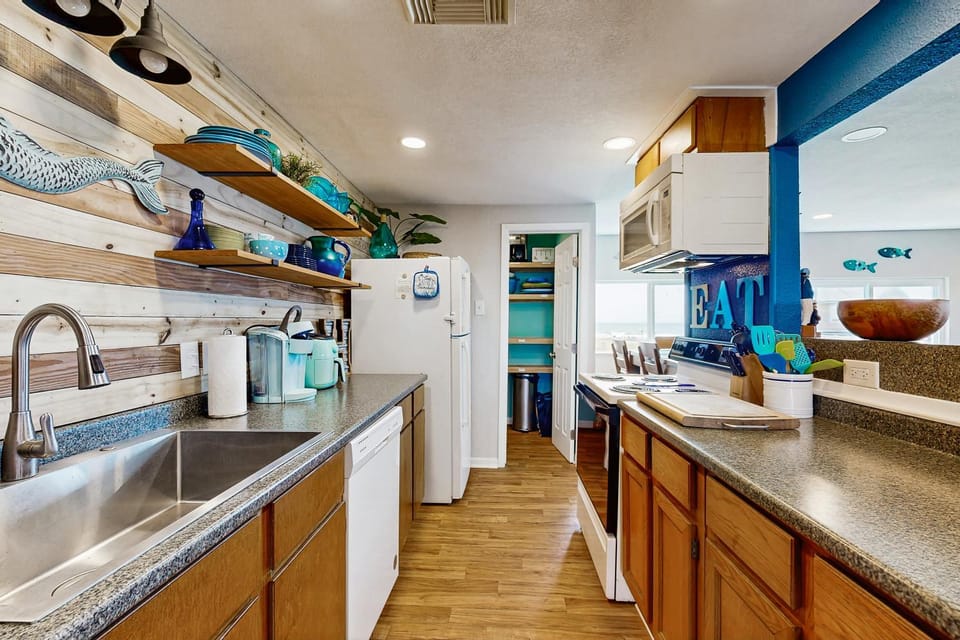 Haven Steps to Beach Large Deck Pet Friendly House in Surfside Beach