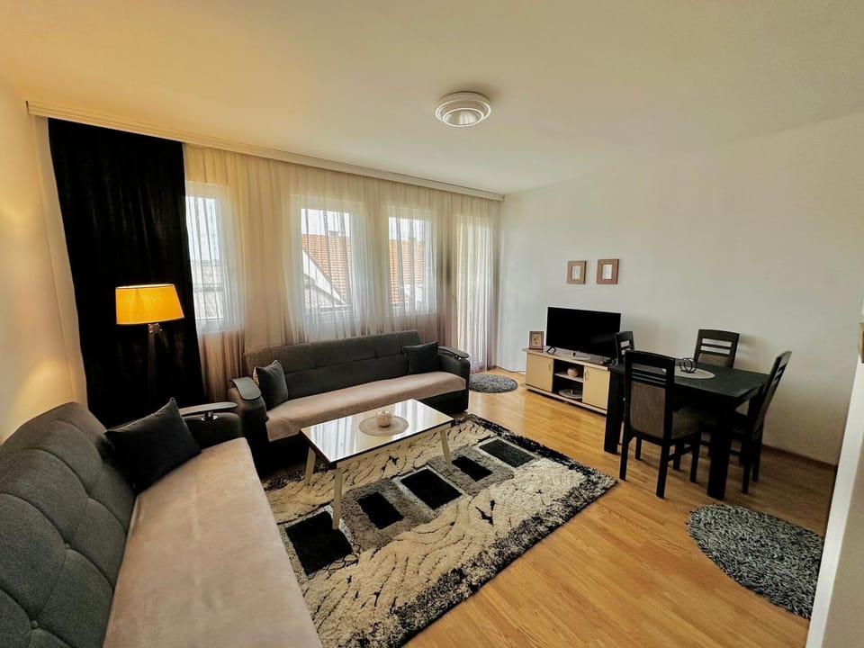 Bed, TV and multimedia, Living room, Photo of the whole room, Seating area