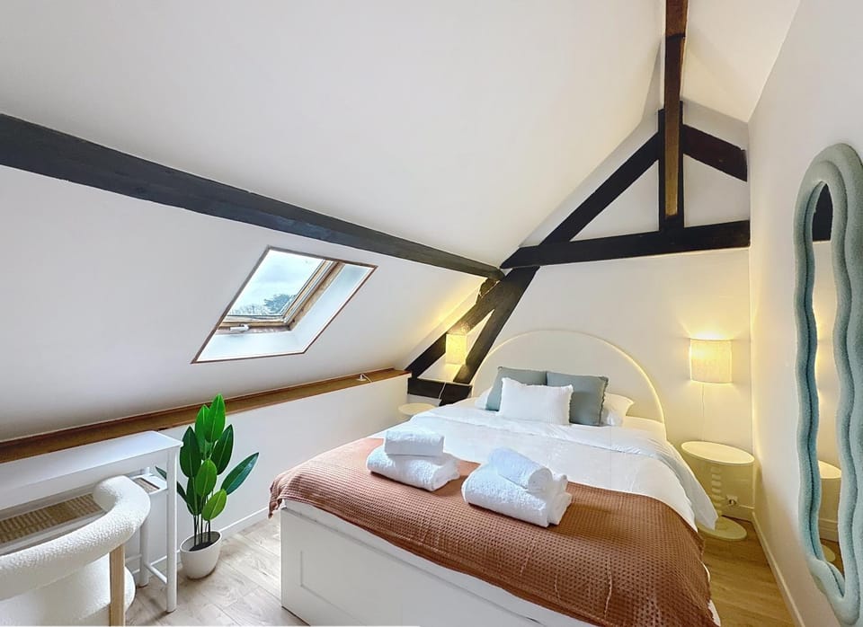Photo of the whole room, Bedroom