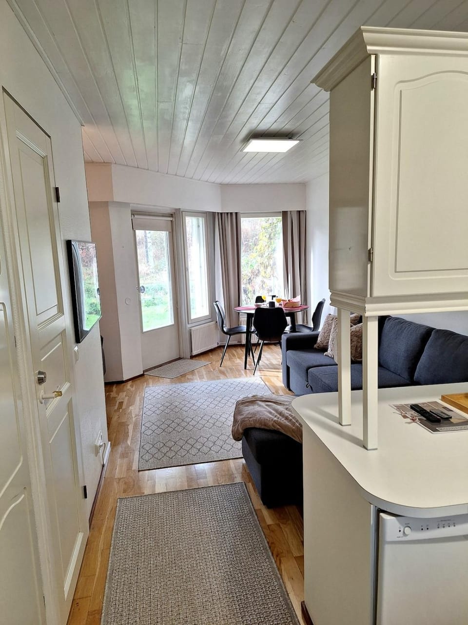 Kitchen or kitchenette, Living room