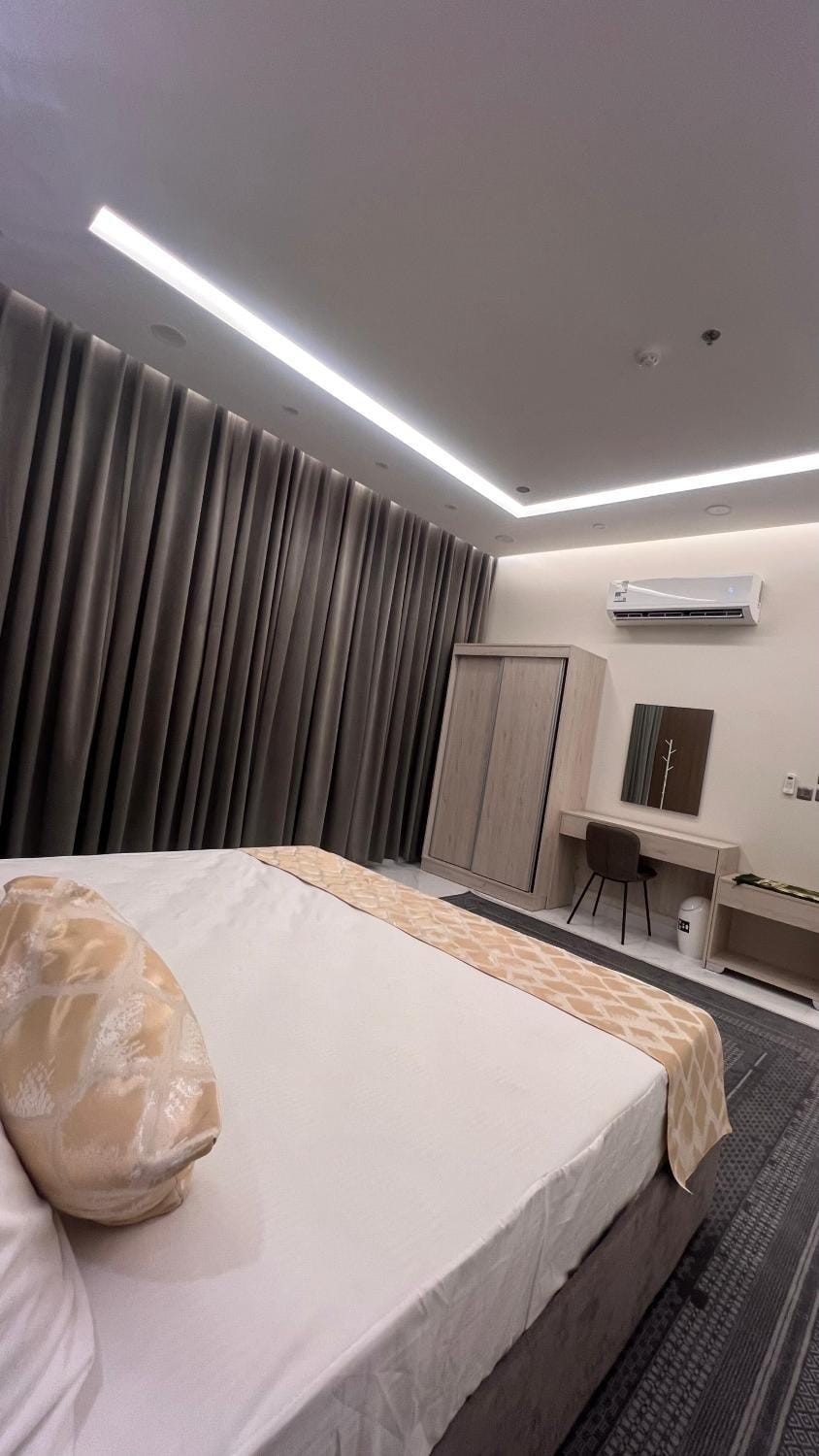 Bed, TV and multimedia, Living room, Photo of the whole room, Seating area, Bedroom
