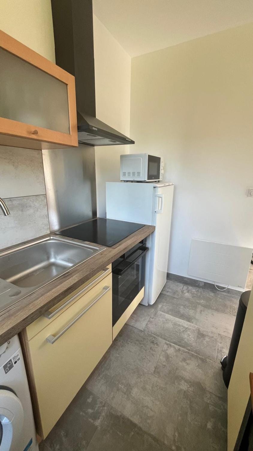 Kitchen or kitchenette, oven, stove