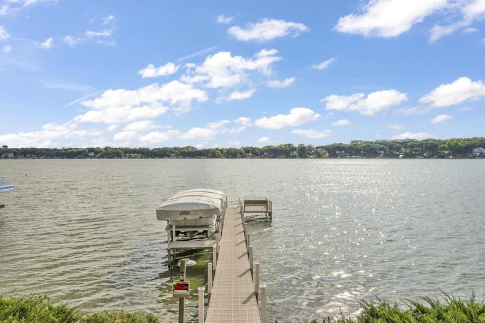 Redmore Lakefront Retreat on East Lake Okoboji House in Iowa