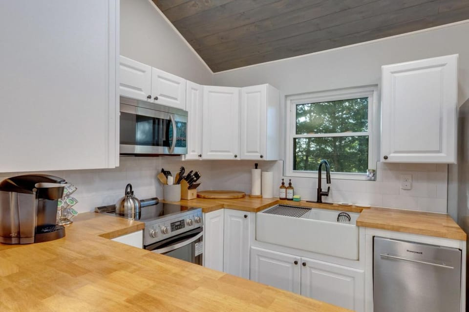 The White Lodge 4BDR Sleeps 8 with Fire Pit House in Alcoa