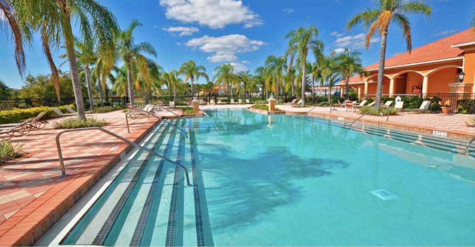 Bella Vida Cozy Home 15 minutes to Disney with Pool and Resort House in Kissimmee