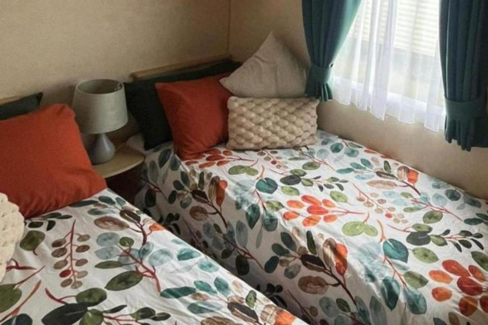 2 Bedroom Caravan - Sleeps 6 - Parking Seaside Chalet in Towyn