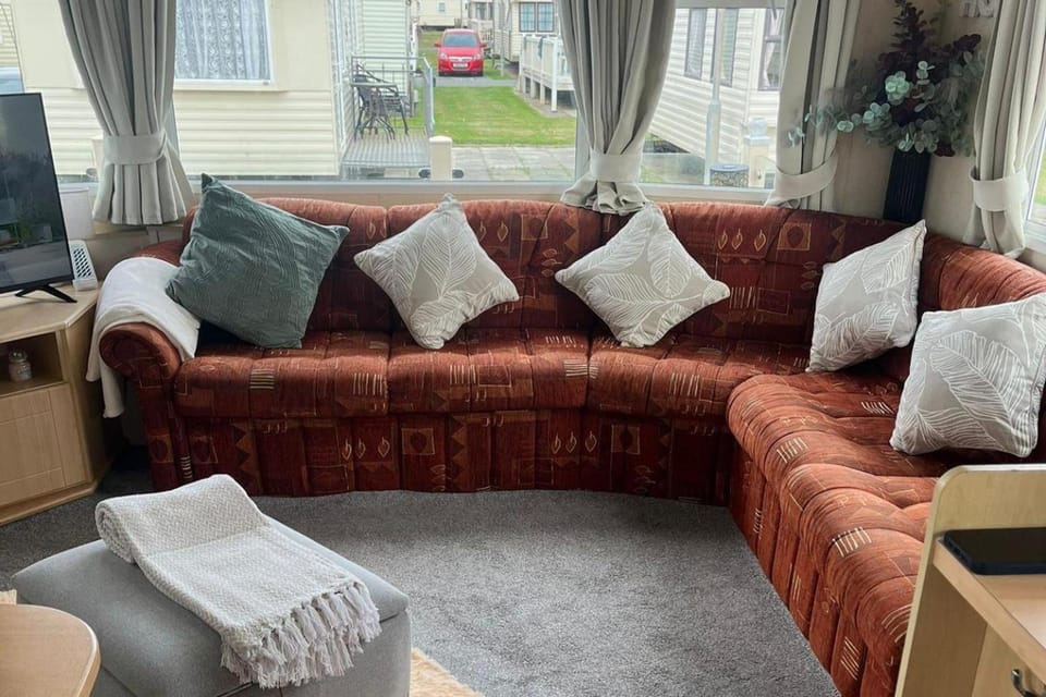 Communal lounge/ TV room, TV and multimedia, Living room, Seating area, Evening entertainment