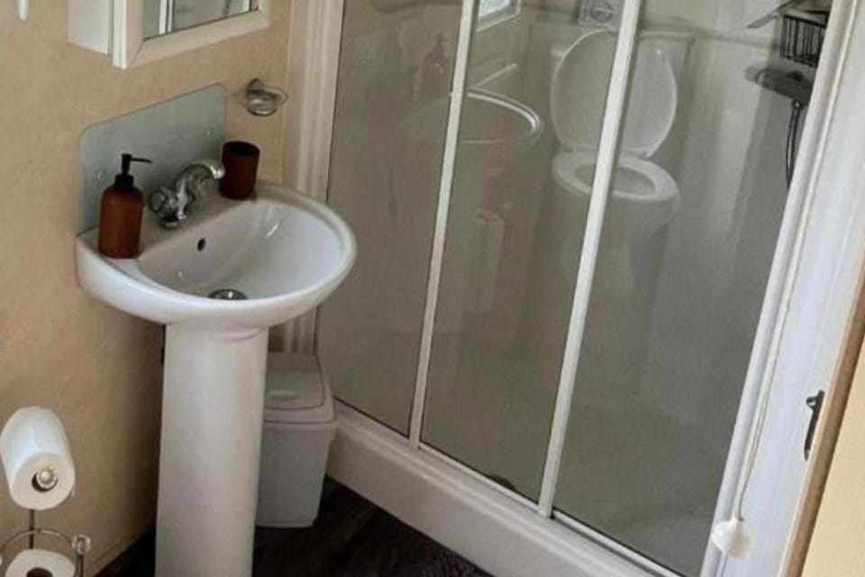 2 Bedroom Caravan - Sleeps 6 - Parking Seaside Chalet in Towyn