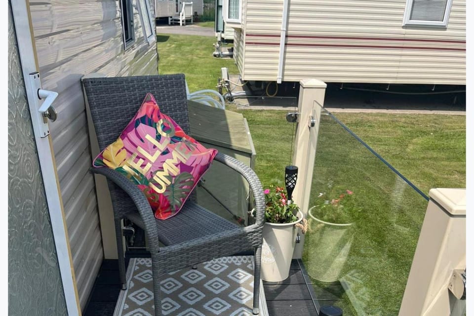2 Bedroom Caravan - Sleeps 6 - Parking Seaside Chalet in Towyn