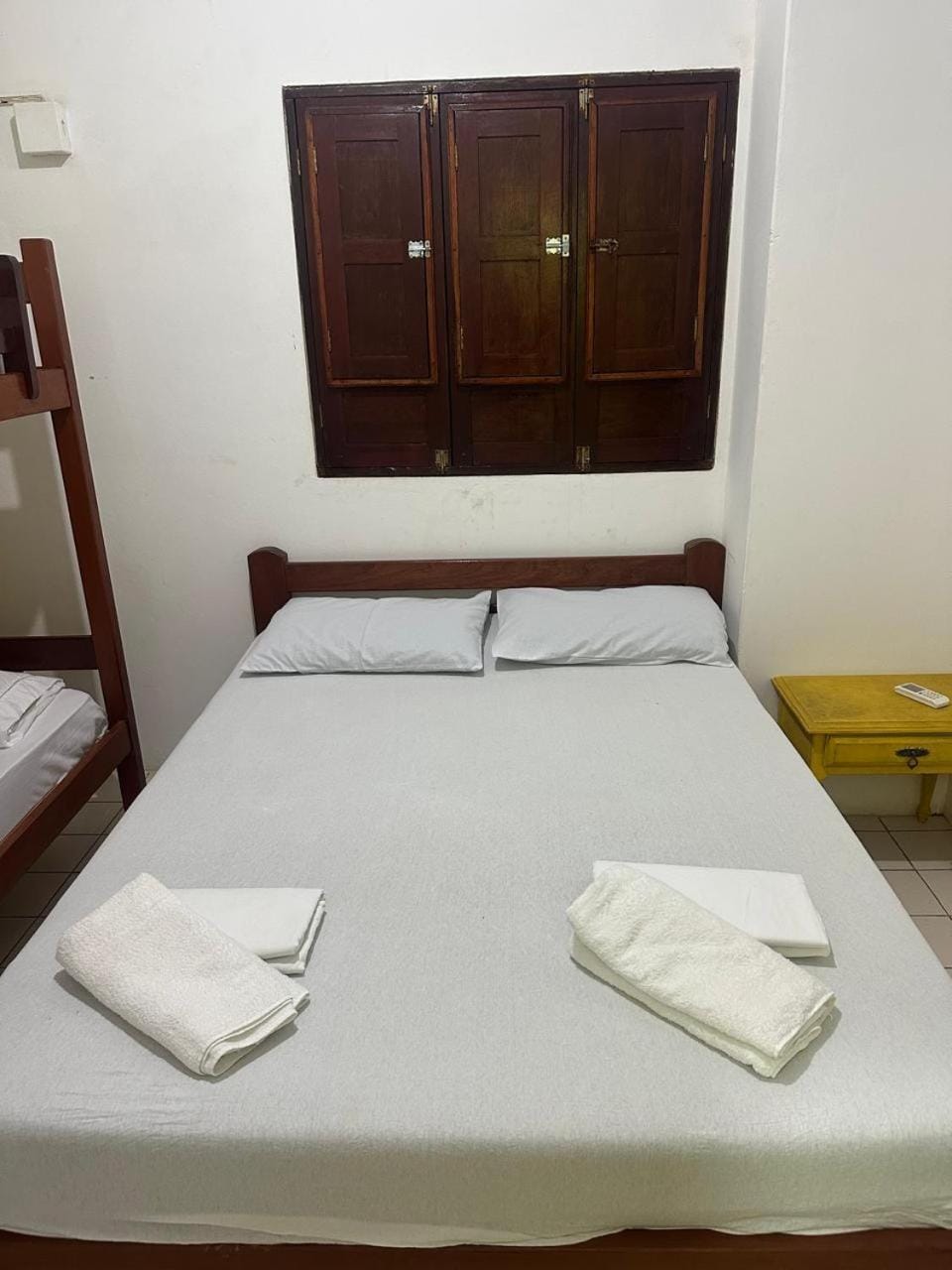 Bed, towels