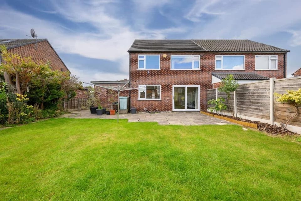 3 Bed Wythenshawe Home Free Parking House in England