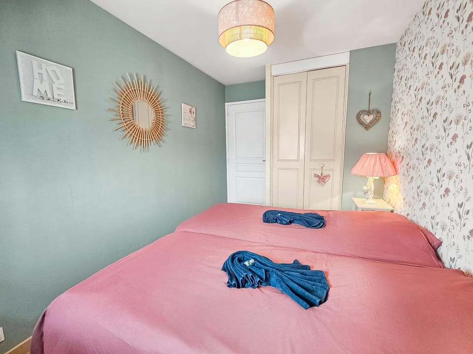 Bed, Day, Photo of the whole room, Bedroom, towels, wardrobe