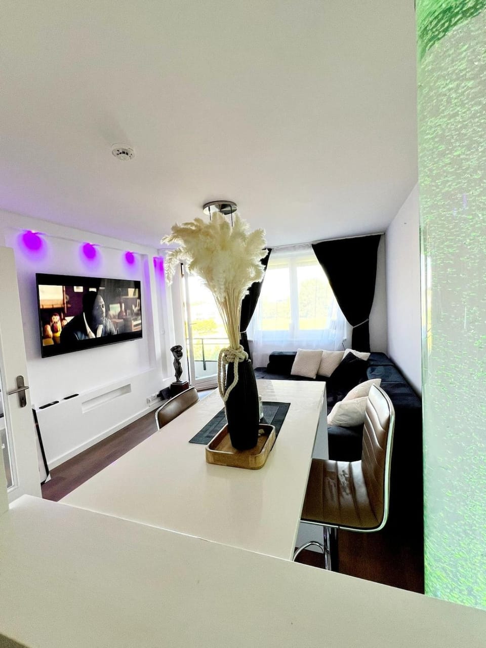 TV and multimedia, Living room, Photo of the whole room, Dining area