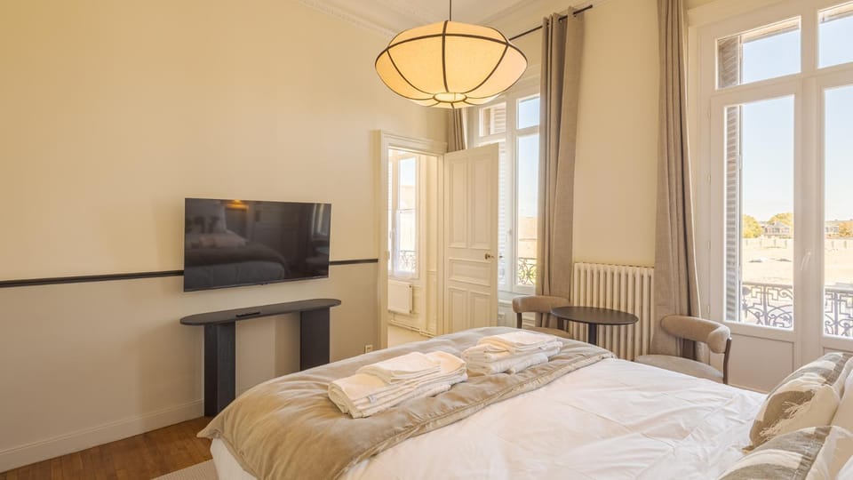 Bed, TV and multimedia, Bedroom