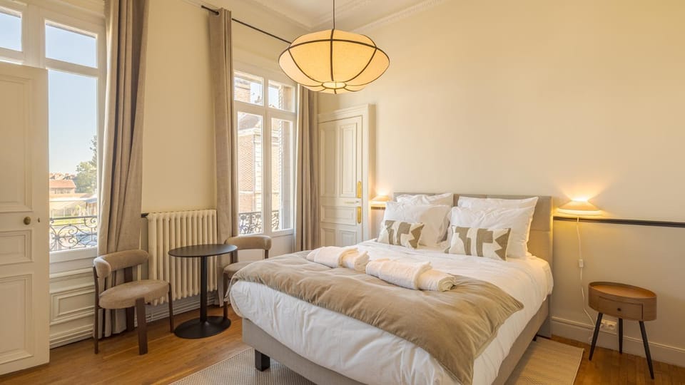 Bed, Dining area, Bedroom
