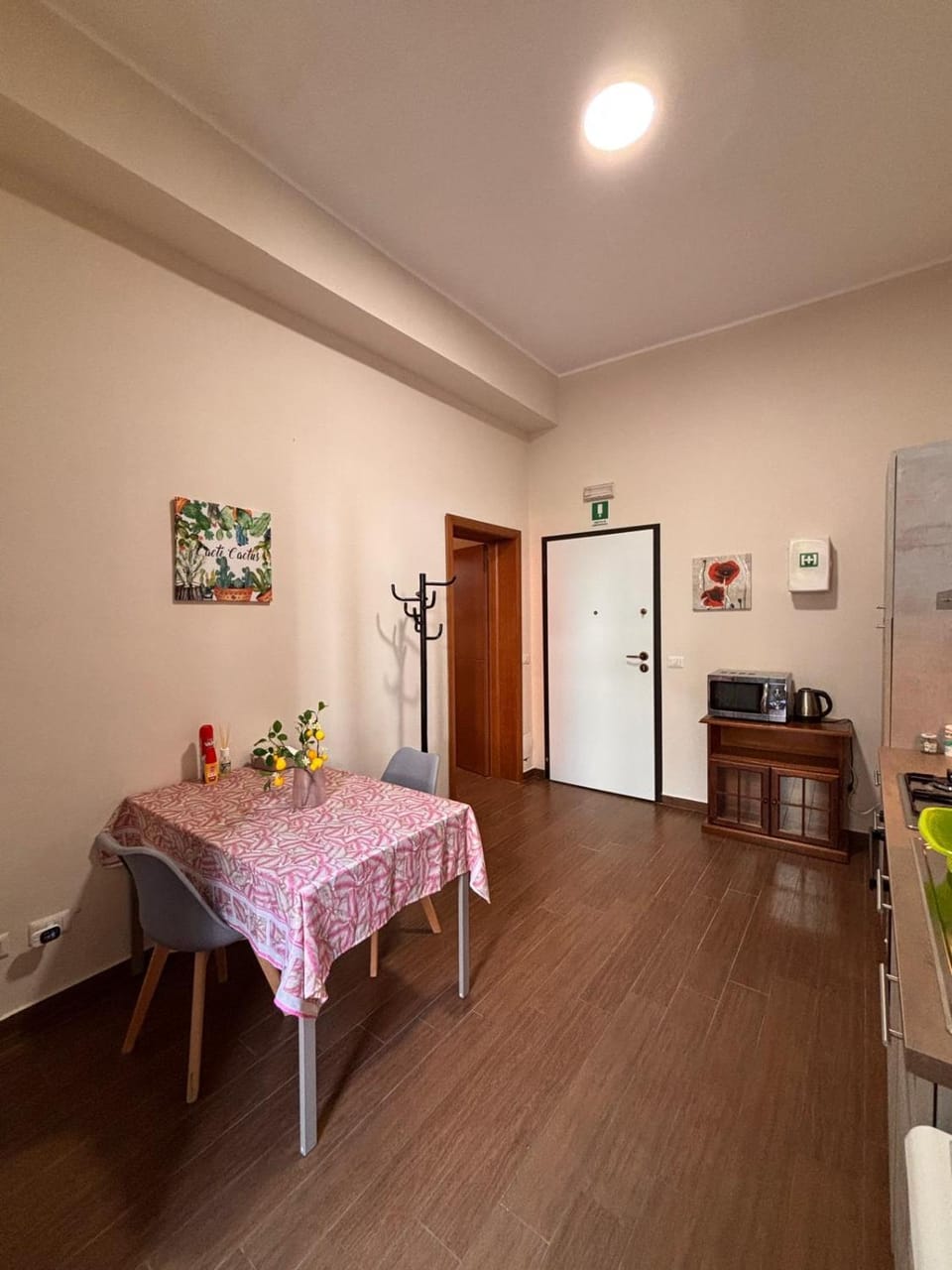 Kitchen or kitchenette, Dining area, oven
