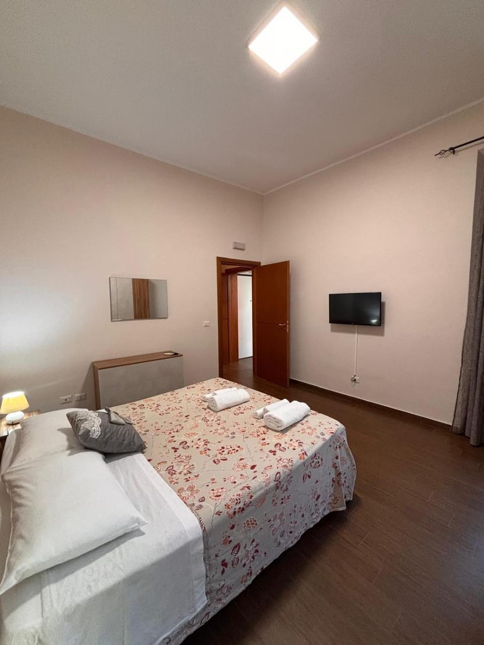 Bed, TV and multimedia, Photo of the whole room, Bedroom, towels, wardrobe