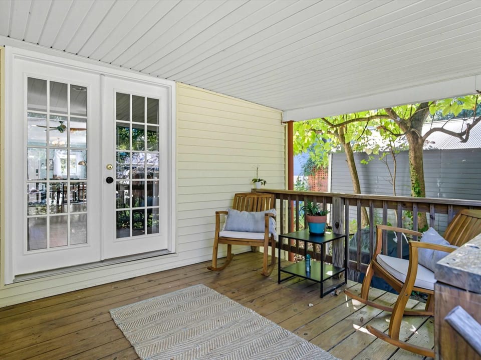 Bright & Spacious 3BR Cottage Minutes to DC Apartment in Mount Rainier