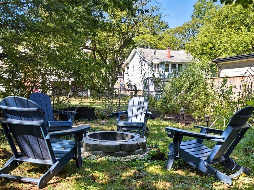 Bright & Spacious 3BR Cottage Minutes to DC Apartment in Mount Rainier