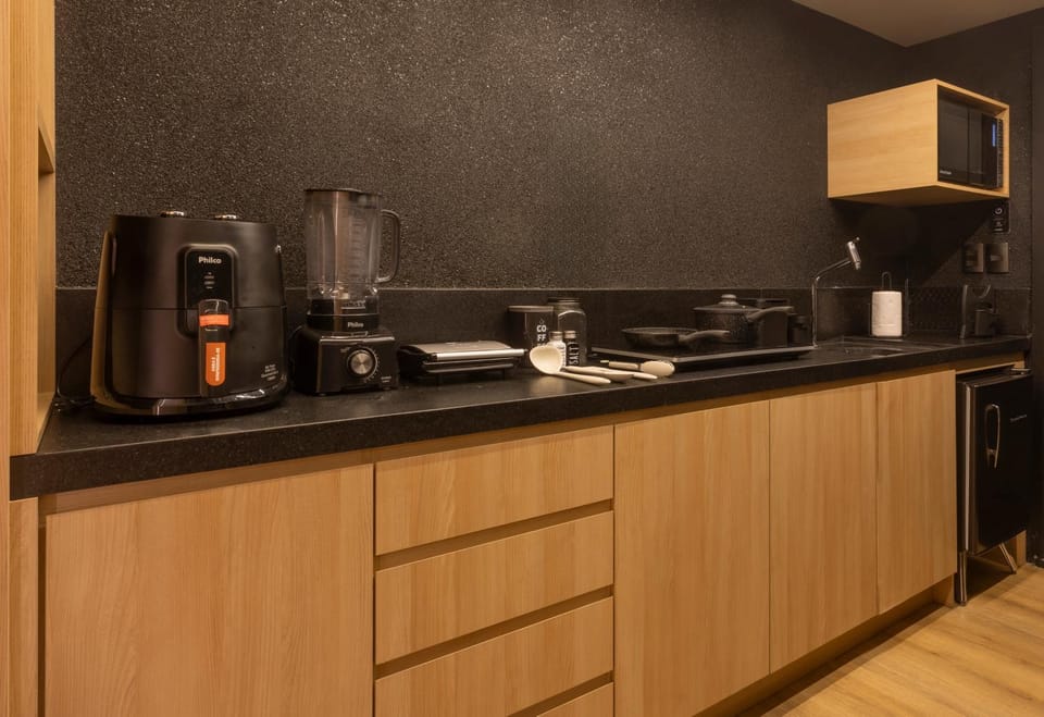 Coffee/tea facilities, Kitchen or kitchenette, minibar, stove