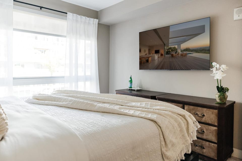 Bed, TV and multimedia, Photo of the whole room, Bedroom