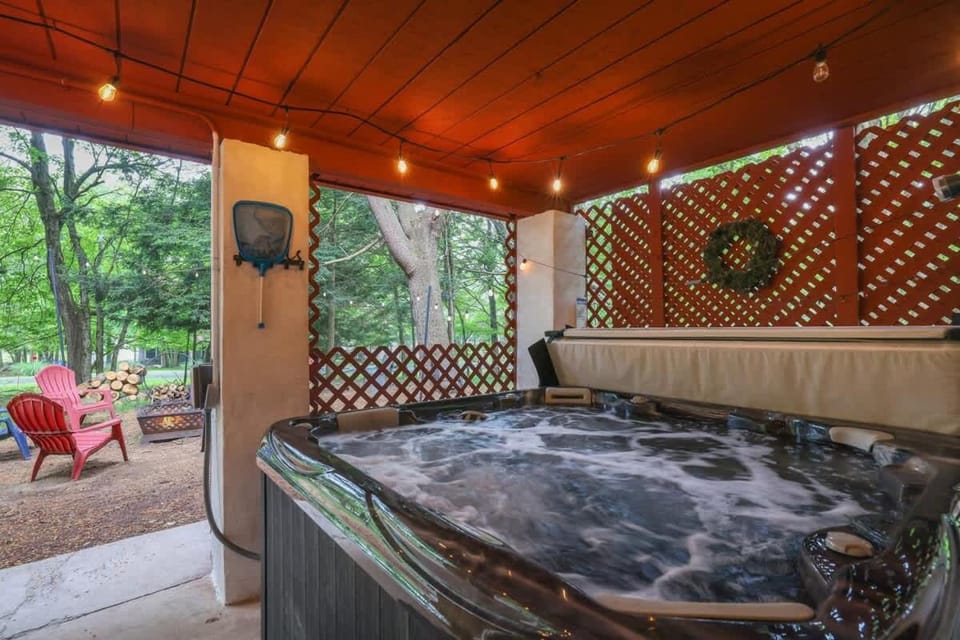 Gloria's Hot Tub Game Room Fire Pit House in Tunkhannock Township