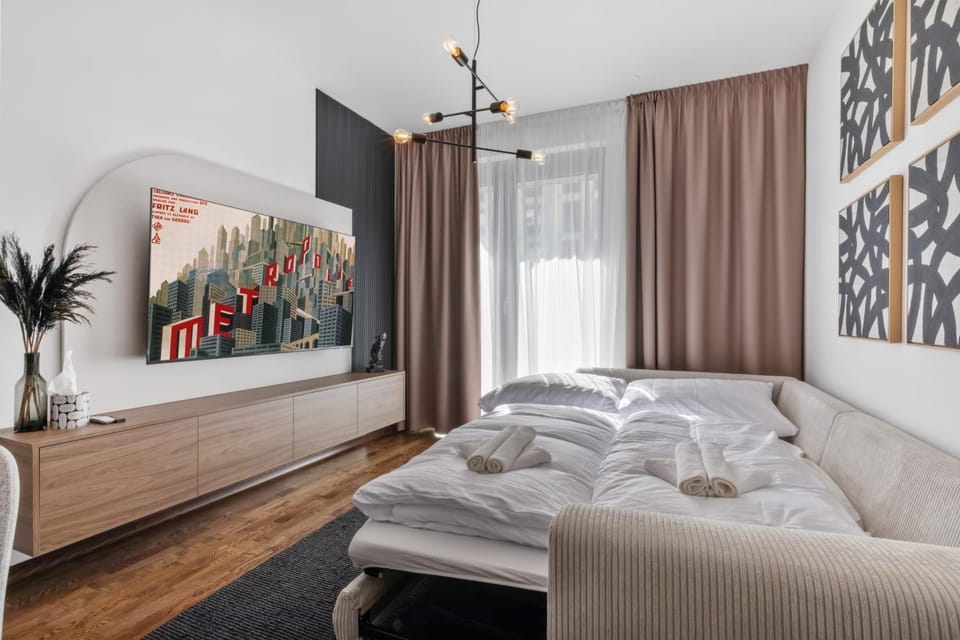 Bed, TV and multimedia, Photo of the whole room, Bedroom, towels