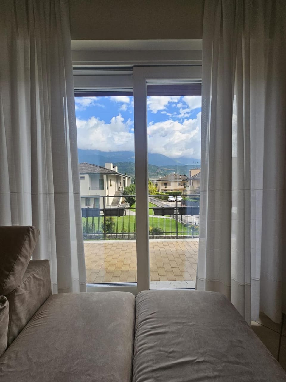 Balcony/Terrace, Living room, Mountain view