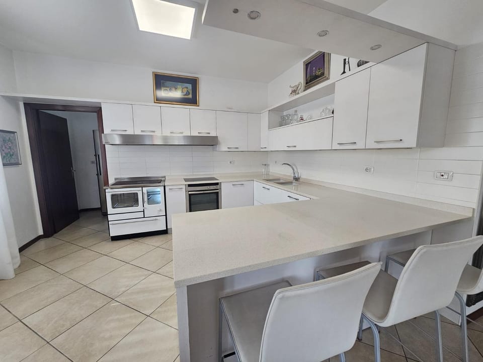 Kitchen or kitchenette, Dining area, dishwasher, oven, pet friendly, stove