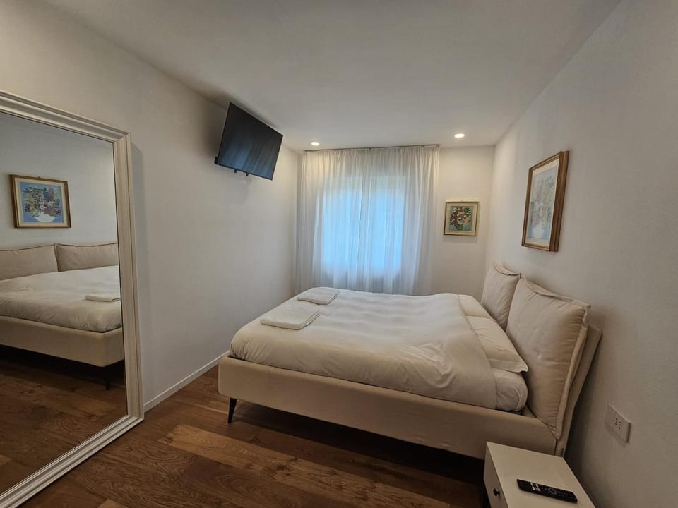 Bed, TV and multimedia, Bedroom