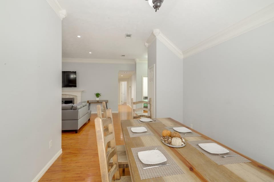Dogs Welcome, Fenced Yard: Richmond Retreat! House in Houston