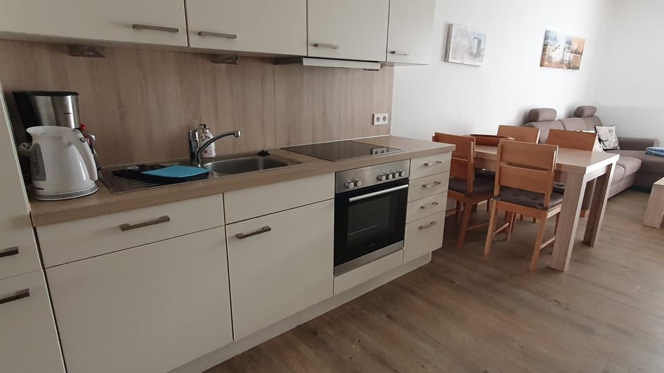 Coffee/tea facilities, Kitchen or kitchenette, Dining area, dishwasher, oven, stove