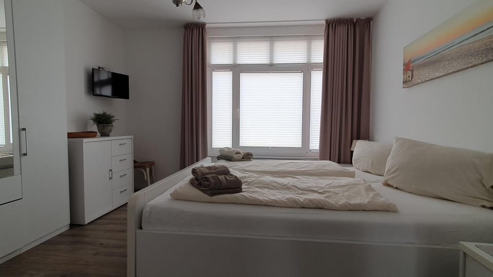 Bed, TV and multimedia, Photo of the whole room, Bedroom, towels