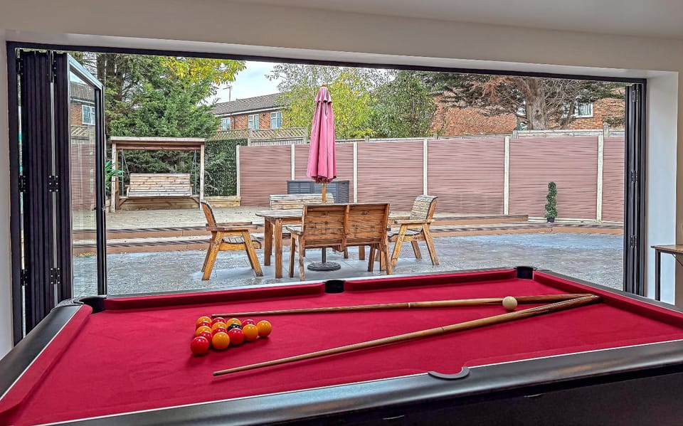 Contractors Heaven-POOL TABLE-THREE BEDROOM HOUSE WITH SEPARATE ONE BEDROOM SELF CONTAINED-Close to AIRPORT House in Luton