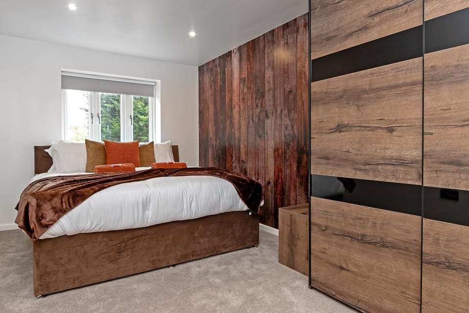 Contractors Heaven-POOL TABLE-THREE BEDROOM HOUSE WITH SEPARATE ONE BEDROOM SELF CONTAINED-Close to AIRPORT House in Luton